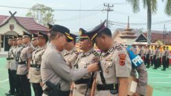 Polres Tanjung Jabung Barat Polda Jambi menggelar Sertijab sejumlah Pejabat Utama dan Polsek jajaran di halaman Mapolres, Selasa (5/12/23).