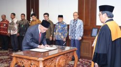 Ketua Mahkamah Agung (MA) H. M. Syarifuddin, melantik dan mengambil sumpah H. Hendro Puspito sebagai Panitera Muda TUN MA di Gedung MA, Jakarta, Jumat (15/12/2023).