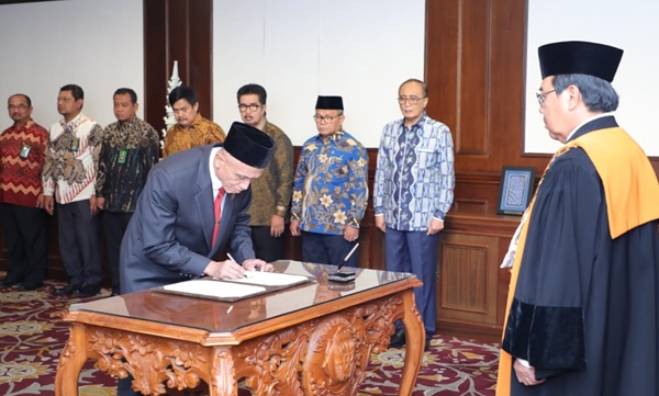 Ketua Mahkamah Agung (MA) H. M. Syarifuddin, melantik dan mengambil sumpah H. Hendro Puspito sebagai Panitera Muda TUN MA di Gedung MA, Jakarta, Jumat (15/12/2023).