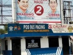 Gonjang-ganjing Baliho Paslon Capres 01 dan 02 di Atas Pos Polisi Mojokerto
