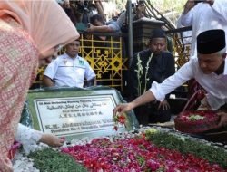 Ziarah ke Makam Gus Dur, Ganjar Dapat Pelajaran dari Batu Nisan