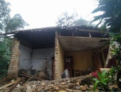 Ambruk! Rumah Warga di Sukabumi Diterjang Angin Puting Beliung