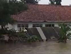 Sungai Cibodas Meluap, Banjir 1 Meter Rendam Puluhan Rumah Warga Ciranjang-Cianjur