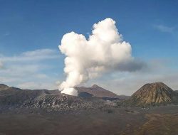 Membubung Setinggi 700 Meter, Gunung Bromo Keluarkan Asap Putih Tebal