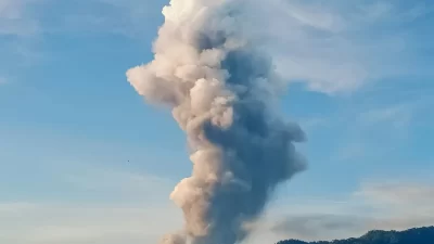 Lontarkan Abu Setinggi 4.000 Meter, Gunung Dukono di Halmahera Meletus
