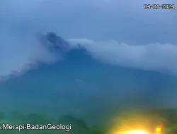Warga Diminta Menjauh, Gunung Merapi Semburkan Awan Panas Sejauh 1,8 Km