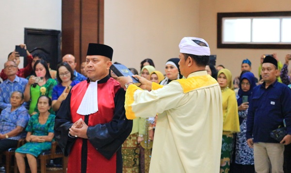 Dr. I Wayan Gede Rumega, S.H., M.H., saat mengucap sumpah jabatan sebagai Wakil Ketua PN Jakarta Utara di ruang sidang utama, Jumat (12/1/2024).
