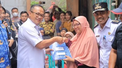 Pj. Wali Kota Bekasi Berikan Bantuan Perbaikan 12 Rutilahu