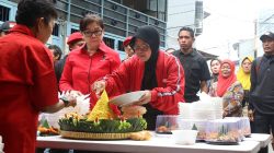 HUT ke-51 PDIP, Tri Rismaharini potong tumpeng bareng warga