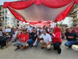 Hasto Bertemu Ratusan Warga Rusun Tanah Tinggi, Kompak Salam 3 Jari