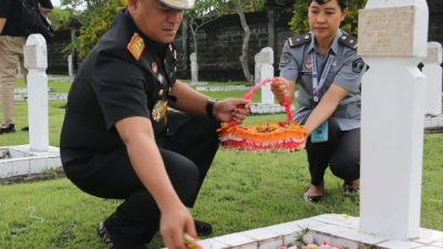 Peringati HBI ke-74, Kemenkumham Bali Gelar Ziarah dan Tabur Bunga