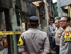 Peduli Sesama, Polres Metro Jakarta Barat dan Polsek Metro Tamansari Berikan Bantuan Kepada Korban Kebakaran
