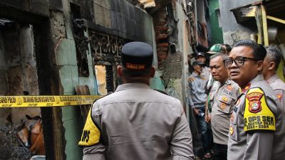 Peduli Sesama, Polres Metro Jakarta Barat dan Polsek Metro Tamansari Berikan Bantuan Kepada Korban Kebakaran