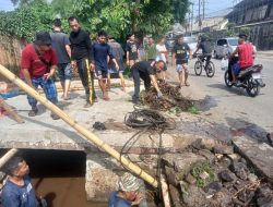 Antisipasi Banjir, Karang Taruna dan Karyawan Perusahaan di Desa Tlajung Udik Gunung Putri Gelar Kerja Bakti