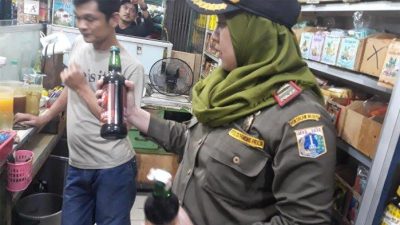 Toko Kelontong di Surabaya Simpan Ratusan Minuman Beralkohol