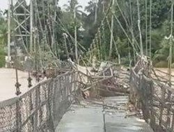 Diterjang Banjir, Dua Jembatan Penghubung Antardesa di Riau Ambruk
