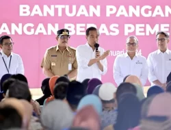 Didampingi Iriana, Presiden Jokowi Salurkan Bansos Beras di Salatiga