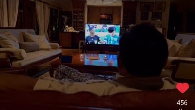 Prabowo Unggah Momen Sarungan Nonton Timnas vs Jepang, Netizen: Luv U Daddy Gemoooyy!