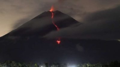 Kembali Erupsi, Letusan Gunung Semeru Mencapai 900 Meter