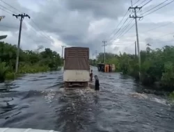 Akses Jalan Lintas Timur Sumatera KM 83 Ditutup Akibat Sungai Kampar Meluap