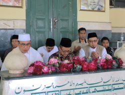 Jumat Berkah, Gani Muhamad Ziarah ke Makam K.H Noer Alie