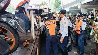 Razia Parkir Liar di Tanah Abang,  Puluhan Motor Diangkut Petugas