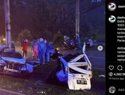 Astaga! Avanza Kecelakaan Sampai Terbelah Dua!