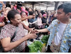 Gibran Borong Sagu, Dialog dengan Pedagang Pasar Sentani Papua