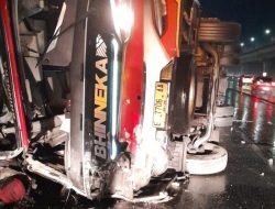 6 Orang Tewas! Kecelakaan di Tol Jakarta-Cikampek, Bus Oleng Tabrak Pagar Pembatas Jalan