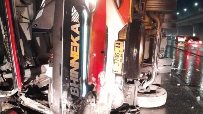 6 Orang Tewas! Kecelakaan di Tol Jakarta-Cikampek, Bus Oleng Tabrak Pagar Pembatas Jalan