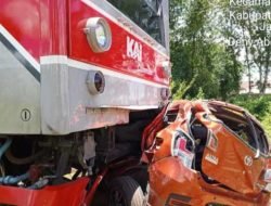 KRL Tanah Abang-Rangkasbitung Tabrak Mobil