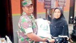 Babinsa Koramil 0819/22 Purwodadi Kopda Dedik Eka mendampingi pembagian beras dari Badan Pangan Nasional dan Dinas Sosial di Pendopo Balai Desa Tambaksari Kecamatan Purwodadi Kab. Pasuruan, Selasa (6/2/24). Foto:Dok.Koramil Purwodadi