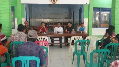 Babinsa 0819/09 Lumbang Amin Sugianto menghadiri kegiatan sosialisasi penyaluran pupuk bersubsidi di Desa Kronto, Kecamatan Lumbang, Kabupaten Pasuruan, Jawa Timur, Jumat (16/2/2024). (Foto:Dok.Pendim 0819/Pasuruan)