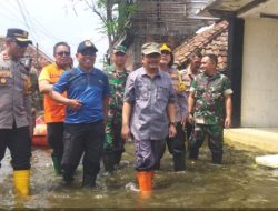 Pastikan Kondisi Warga Terdampak Banjir, Pj Bupati Pasuruan Kunjungi Desa Kedungringin