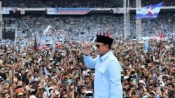 Di tengah ribuan massa pendukungnya Prabowo mengucapkan selamat Tahun Baru Imlek