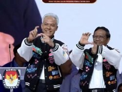 Jaket “Varsity” Dikenakan Ganjar-Mahfud di Debat Kelima