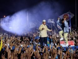 Hujan-hujanan, Prabowo Joget Bareng 80 Ribu Masyarakat Manado