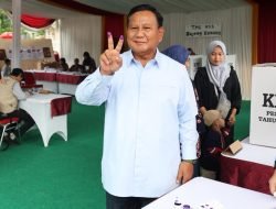 Prabowo Nyoblos di TPS 033 Bojong Koneng, Pose Salam Dua Jari