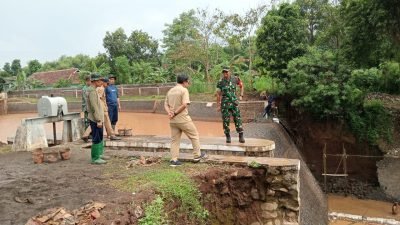 Beri Semangat, Dansatgas TMMD 119 Terjun Langsung Tinjau Lokasi Pembangunan Plengsengan