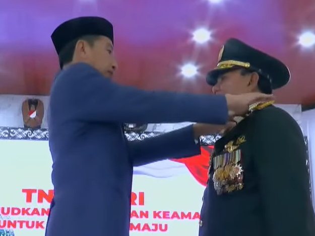 Presiden Jokowi anugerahi Menhan Prabowo Subianto jenderal kehormatan di acara Rapim TNI-Polri di Mabes TNI, Cilangkap, Jakarta, Rabu (28/2). (Foto: istimewa)