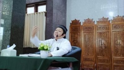 Ustadz Ahmad Suryana dalam kajian ilmiah bertema "Jenis-jenis keharaman muamalah" yang diselenggarakan oleh Komunitas Pengusaha Muslim Indonesia (KPMI) Korwil Bogor di Masjid Alumni IPB Bogor pada 28 Januari 2024 (Foto: KPMI Korwil Bogor). Barang