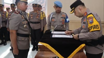 Kapolres Pasuruan AKBP Teddy Chandra, S.I.K., M.Si., melantik AKP Mastuki, S.H., sebagai Kapolsek Puspo di Gedung Rupatama, Rabu (7/2/2024). Foto:Dok.Humas Polres Pasuruan