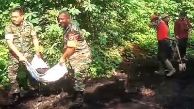 Babinsa Pelda Zainudin bersama anggota Koramil 0819/08 Rejoso bergotong royong bersama warga memperbaiki jalan di Desa Pateguran Kecamatan Rejoso, Kabupaten Pasuruan, Rabu (7/2/2024). Foto:Dok.Koramil Rejoso 