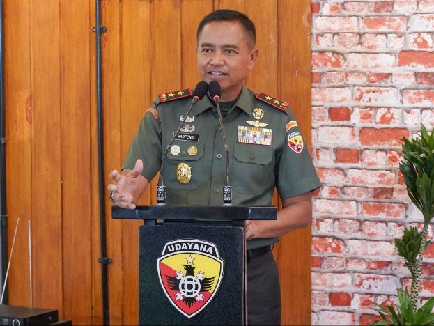 Pangdam IX/Udayana Mayjen TNI Harfendi memimpin Sertijab dan tradisi laporan korps di Aula Supardi Makodam, Denpasar, Bali, Senin (5/2/2024).