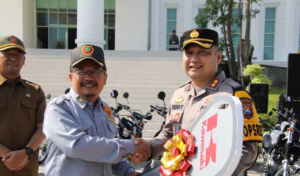 Pj Bupati Pasuruan Andriyanto menyerahkan secara simbolis bantuan kendaraan operasional Pemilu 2024 kepada Kapolres Pasuruan AKBP Teddy Chandra di halaman Graha Maslahat, Senin (12/2/2024).
