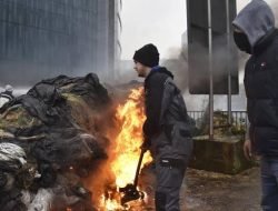 Protes Kebijakan Pertanian Uni Eropa, Petani Demo Bakar Ban
