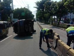 Mobil Fortuner Terguling, Tabrak Pembatas Jalur Transjakarta