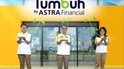 Project Director Astra Financial Event 2024, Tan Chian Hok (tengah) bersama dengan Co-Project Director Astra Financial Event 2024, Daniel Hartono (kiri) dan Leader Sales Program Astra Financial Event 2024, Windy Riswantyo (kanan) membuka secara simbolis TUMBUH by Astra Financial melalui platform virtual zoom pada Selasa (5/3/2024).