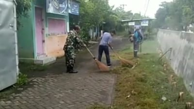 Babinsa dan Warga Kerja Bakti Bersihkan Akses Menuju TPU