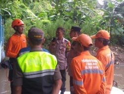 Tim SAR Gabungan Mencari 2 Bocah Hanyut di Kali Mampang